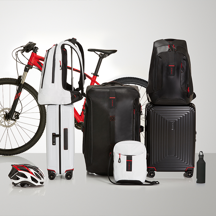 Matte look in black and white with red detailing matching Paradiver Light for a modern, sportive style.