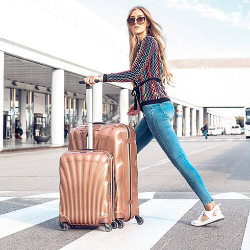 mysamsonite Lead the way. DE Model & Blogger @lesliehuhn looks stunning with her copper blush Cosmolite set.